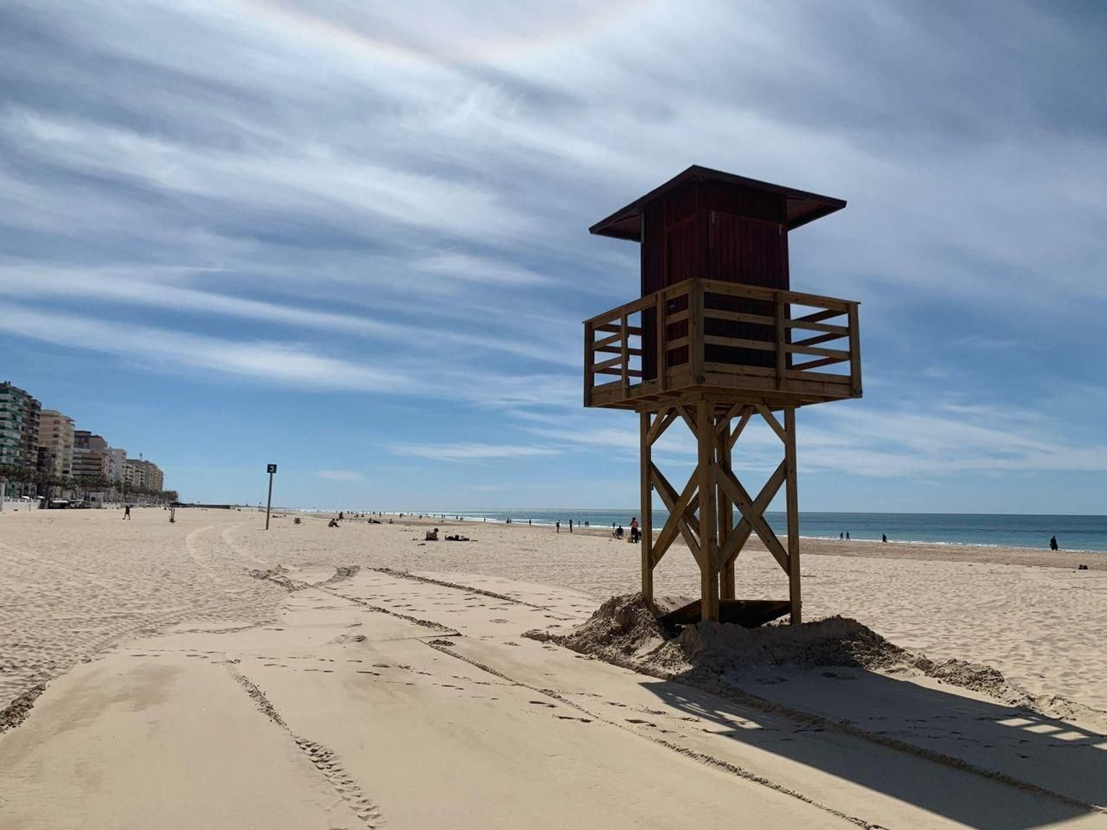 Una de las torres de vigilancia de la playa Victoria.
