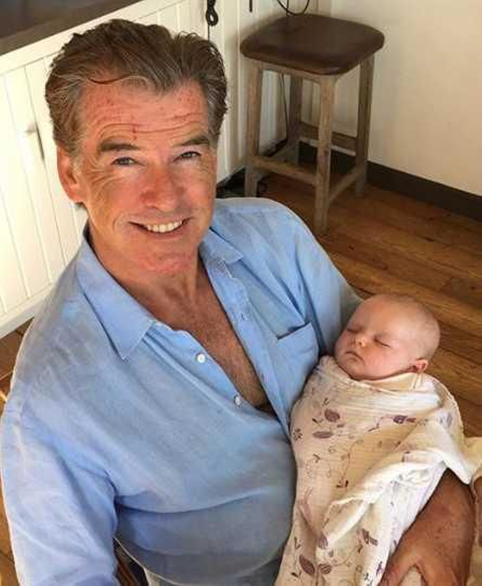 Pierce Brosnan ejerciendo de flamante abuelo.