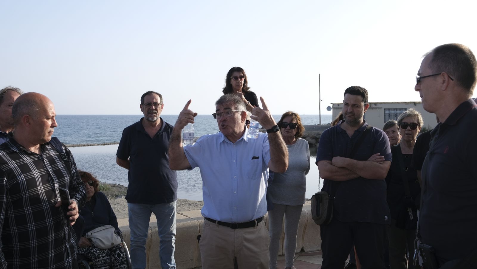 Concentración de los vecinos de Costacabana por los vertidos de agua al mar