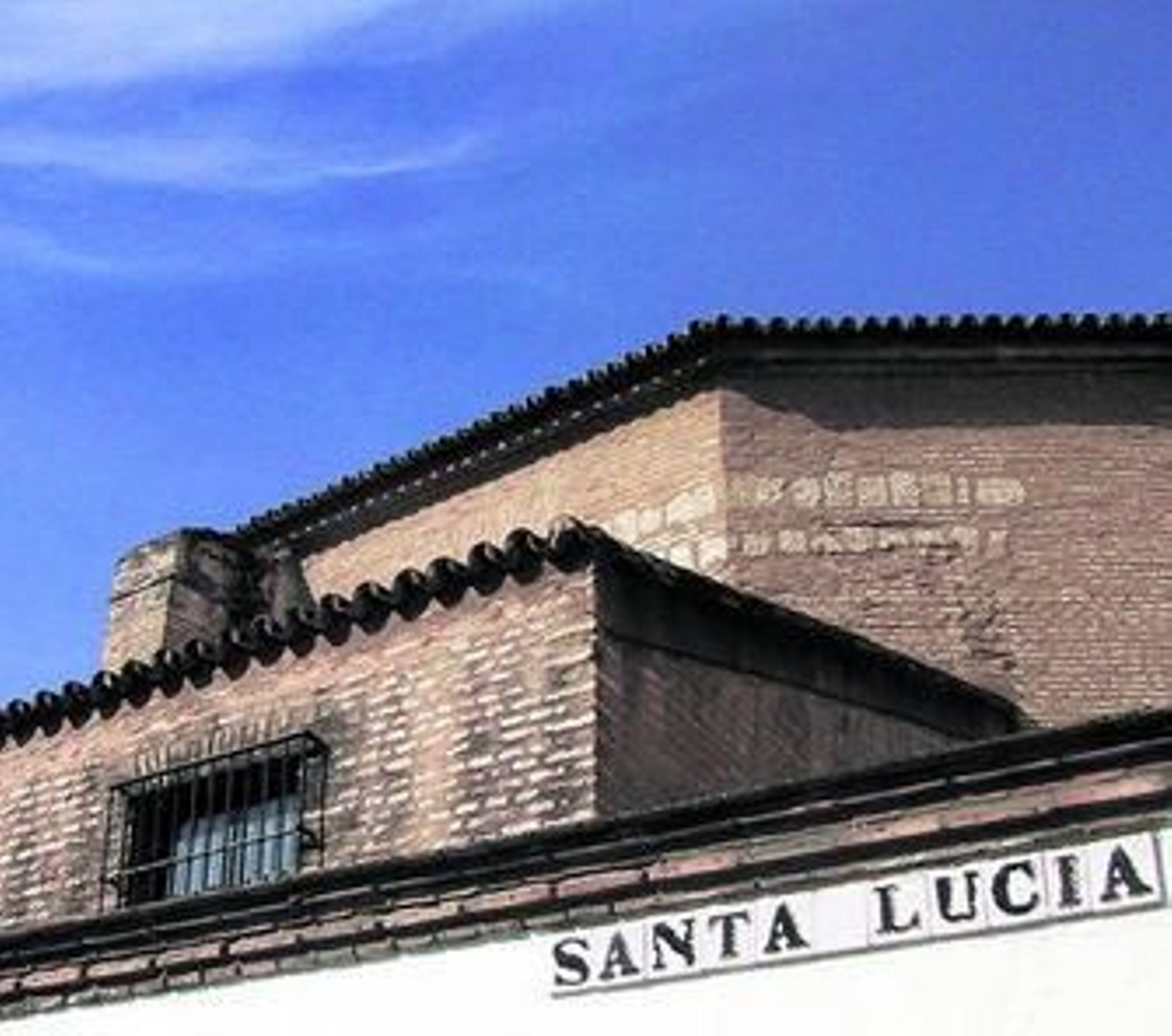 Santa Lucía había contribuido a mejorar la dotación cultural del entorno de San Julián.