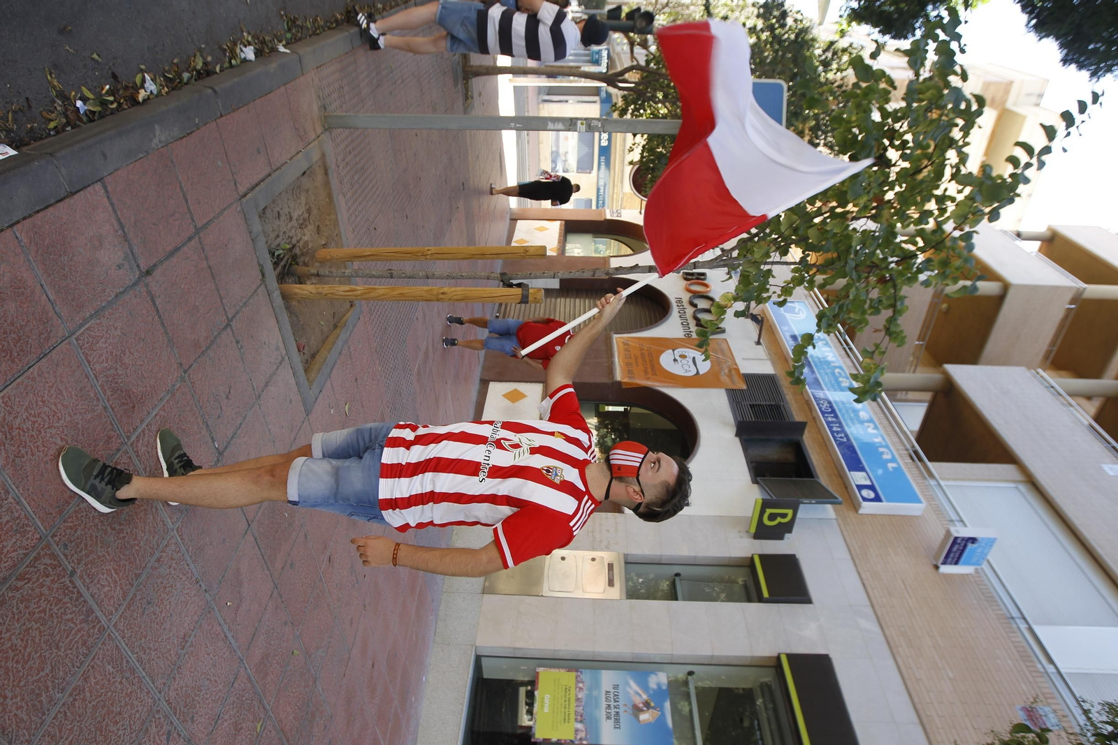 Fotogalería de la afición del Almería antes del partido ante el Girona