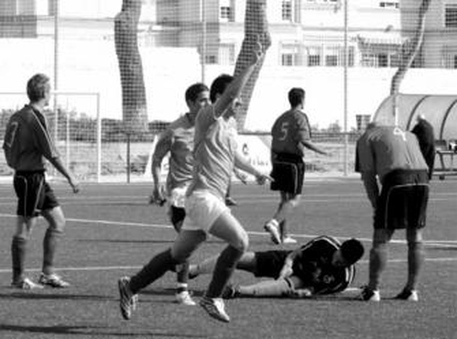 Adrián celebra uno de los cinco goles que endosó al Barbate en el Municipal de Sacramento.