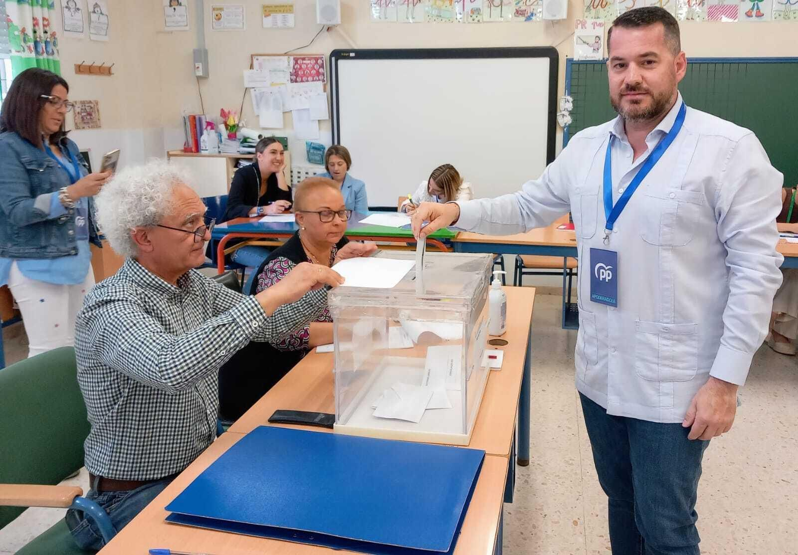 Andrés Clavijo durante su votación en las pasadas elecciones.