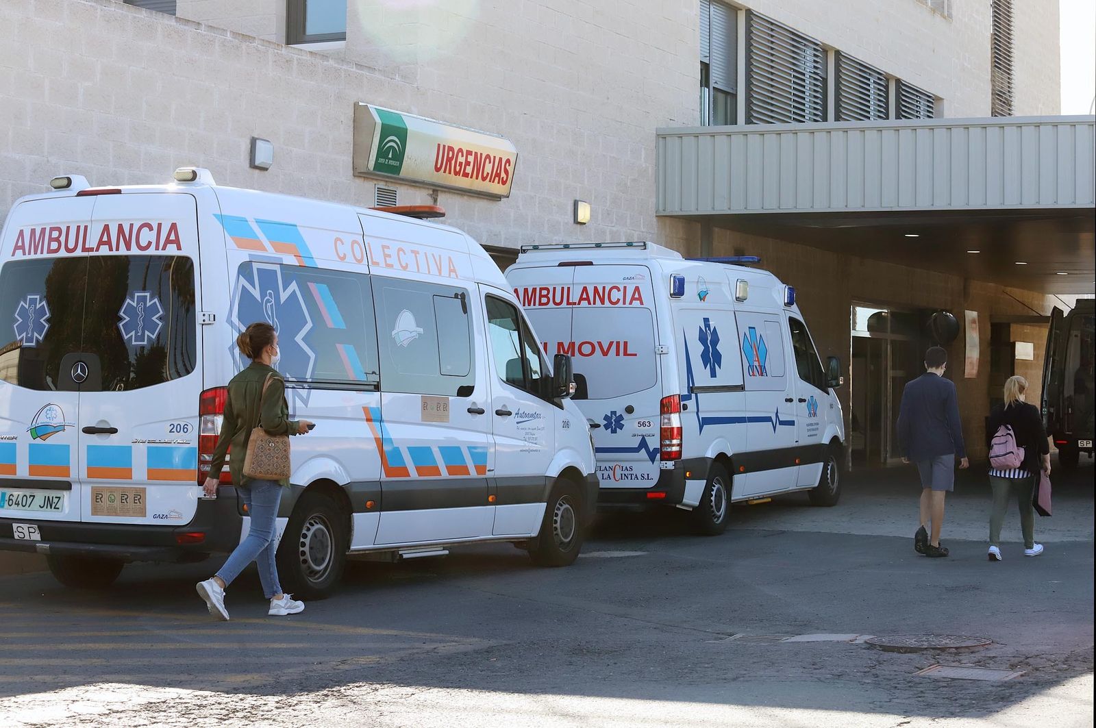 Ambulancias en el Hospital Juan Ramón Jiménez.