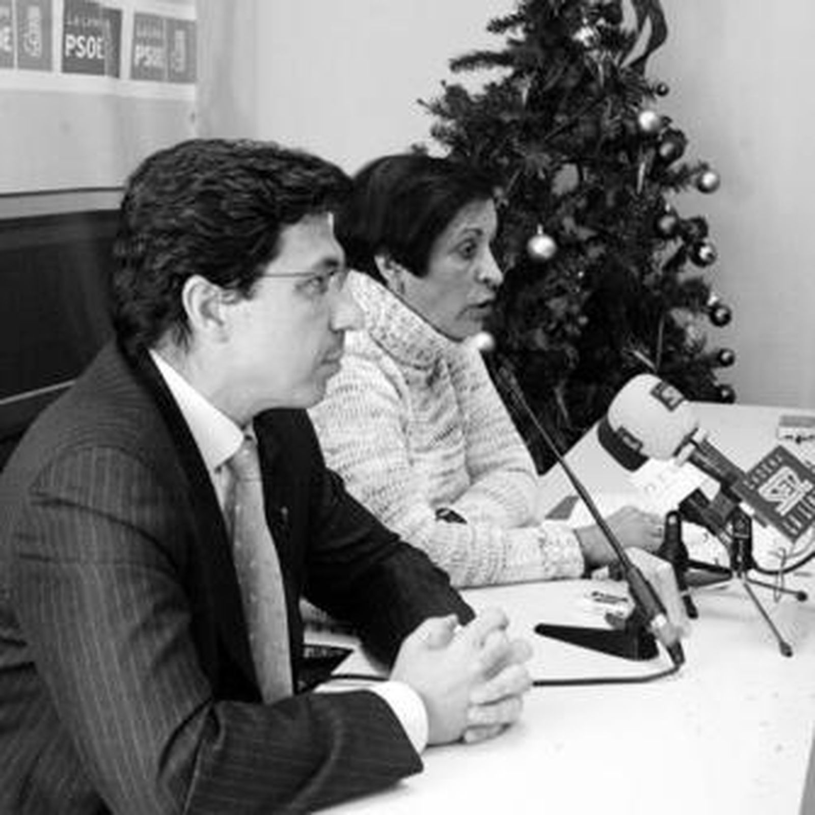 Miguel Tornay y Manuela Guntiñas, durante la rueda de prensa ofrecida ayer en la sede del PSOE.