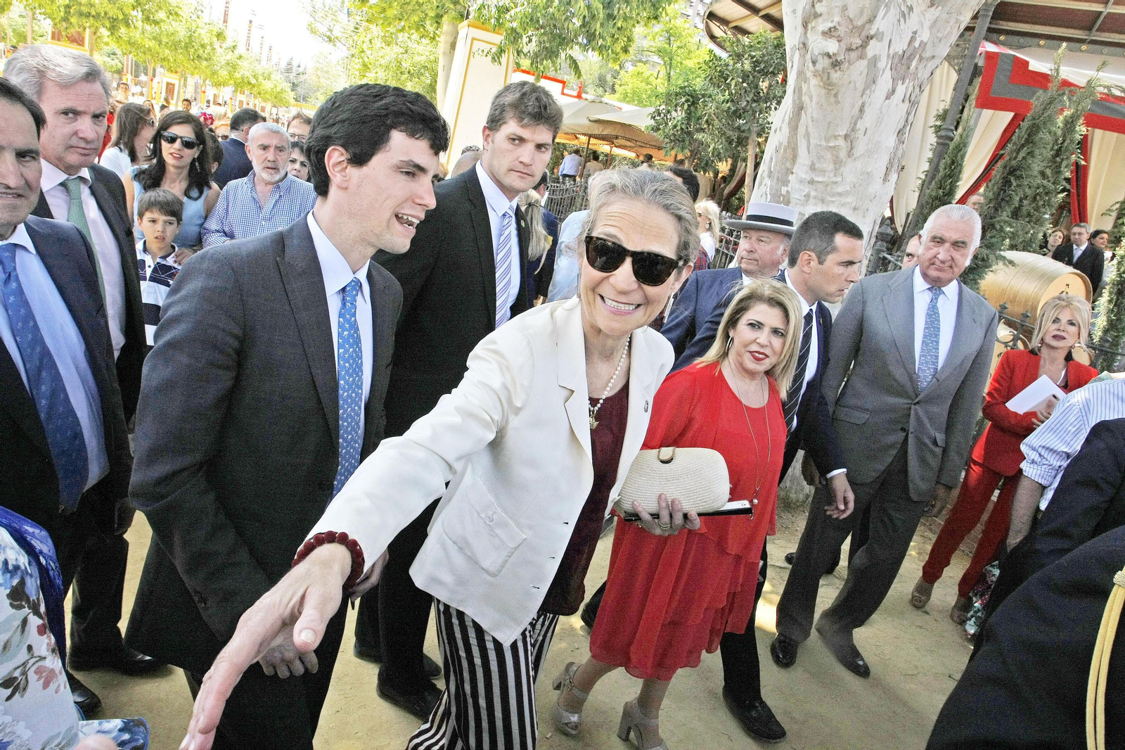 La Infanta Elena saluda al público que se congregó a las puertas de la caseta de González Byass, acompañada por la alcaldesa, Mamen Sánchez, ayer.