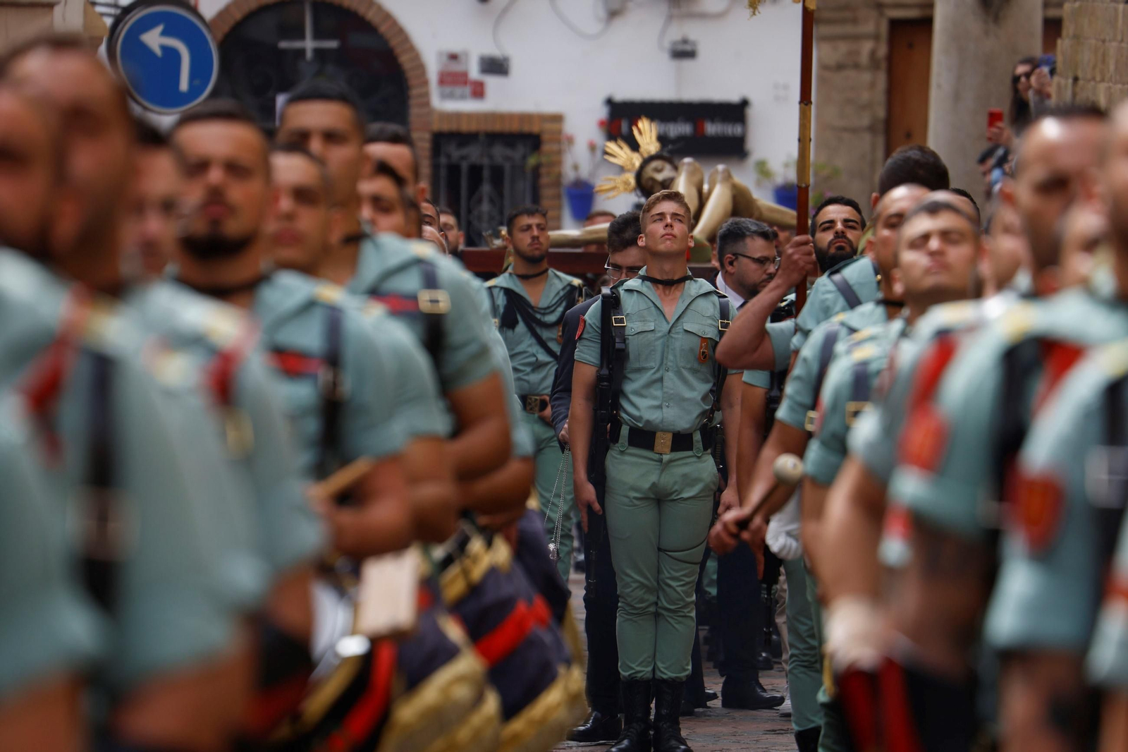 El vía crucis de la Caridad con la Legión en el Viernes Santo de Córdoba, en imágenes