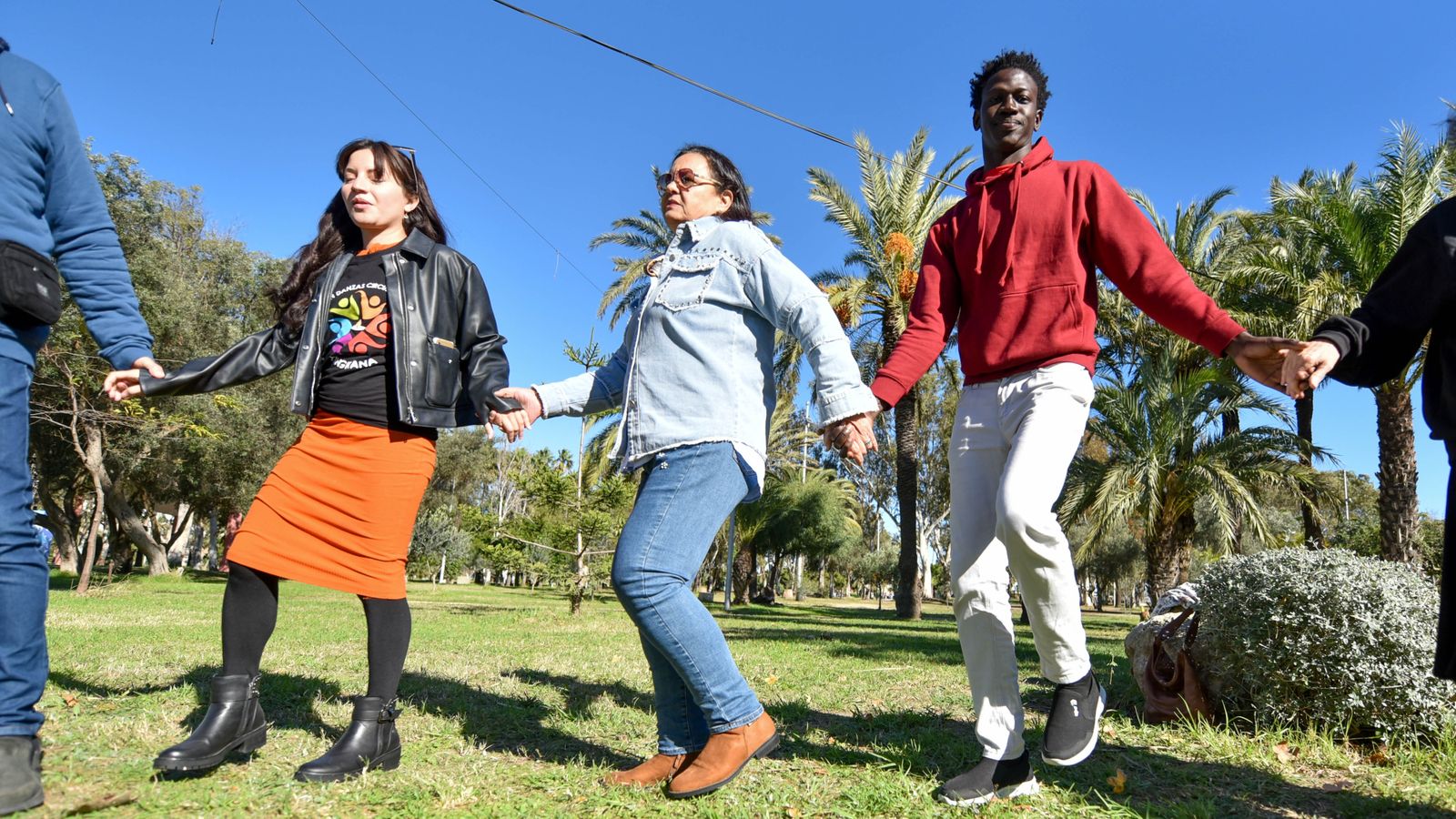 Danza circular en la parque Princesa Sofia, en imágenes