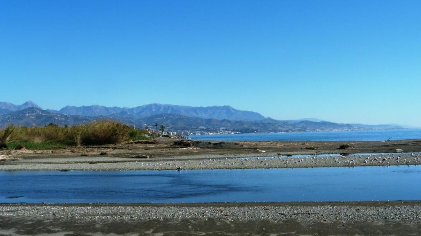 El río Vélez señala el camino a seguir en todos los sentidos.