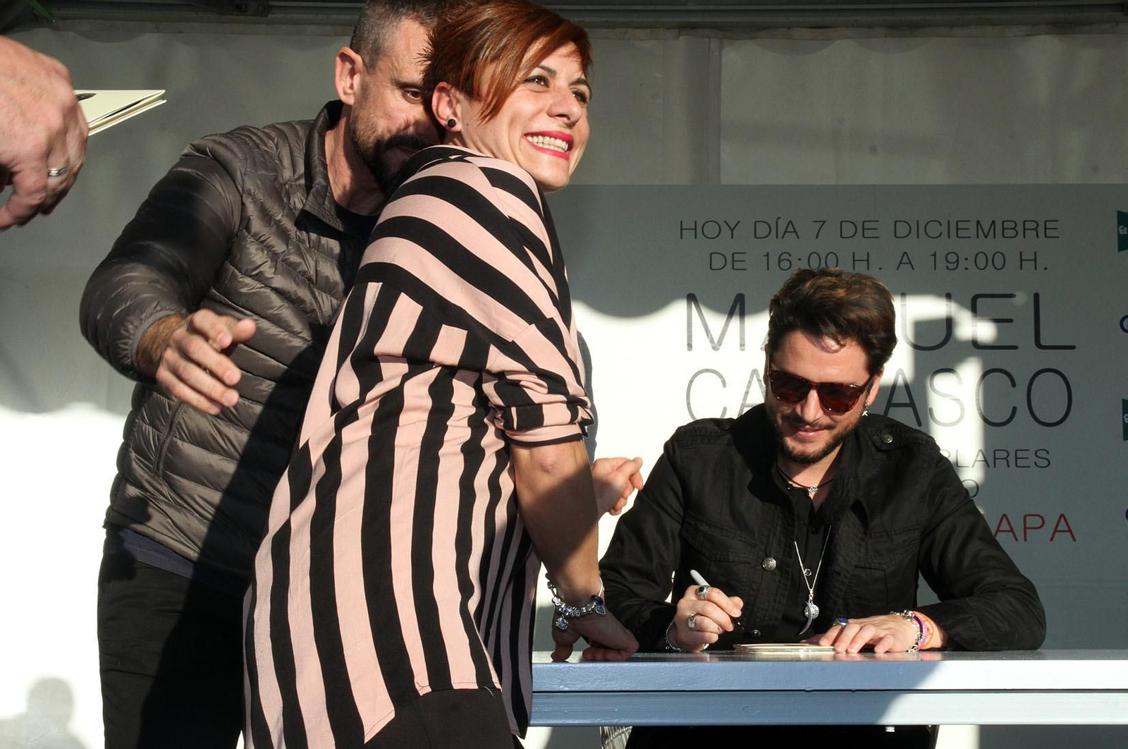 Manuel Carrasco firma sus discos, en imágenes