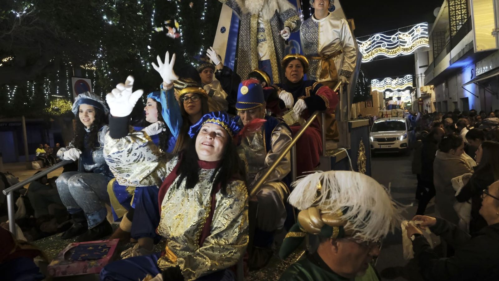 Imágenes de la cabalgata de Huércal de Almería: miles de personas reciben a los Reyes Magos