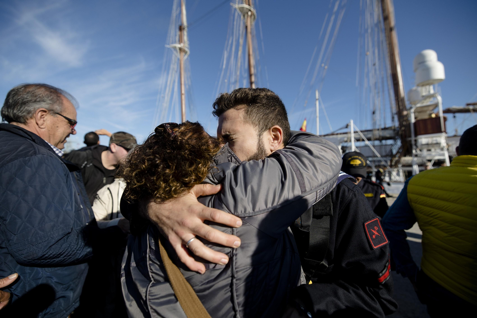 Las imágenes de la salida del buque  "Juan Sebastián de Elcano" del muelle de Cádiz.