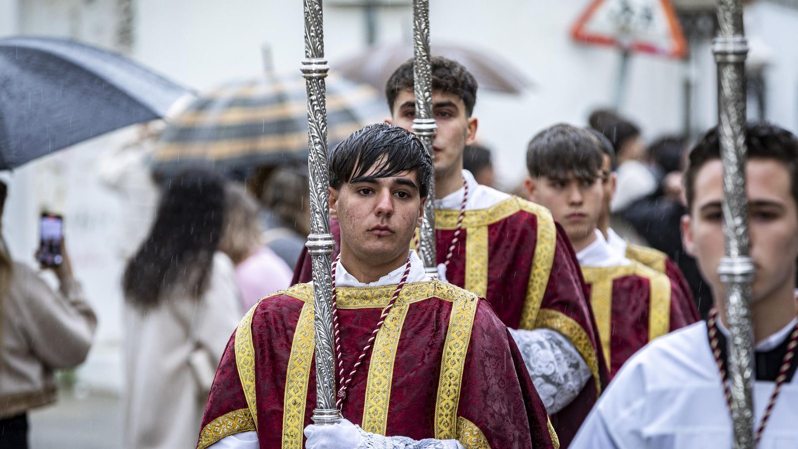 En imágenes,  El Prendimiento de San Fernando tuvo que volverse a su templo entre lágrimas y lluvia