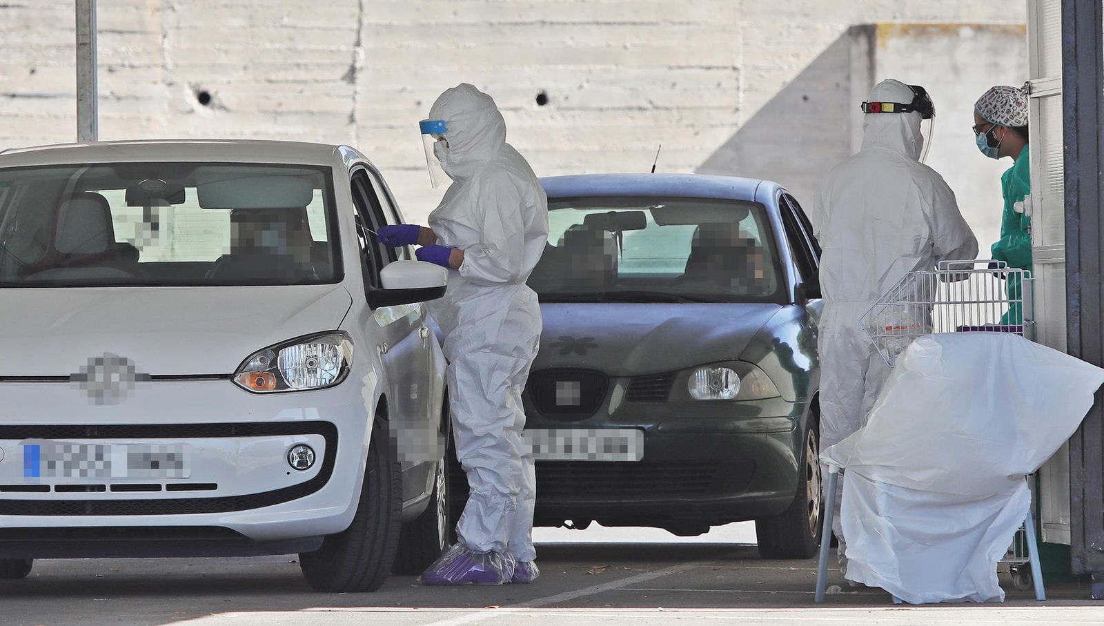 Sanitarios realizando PCR en el 'autocovid' del hospital de Jerez, este lunes.