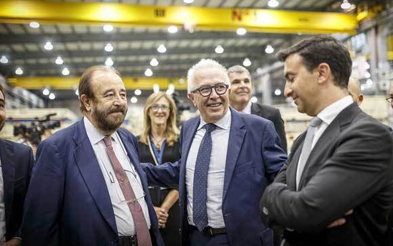 El presidente de Altran, José Ramón Magarzo (izqda.), y el consejero Sánchez Maldonado, tras firmar el acuerdo en 2015. /Julio González