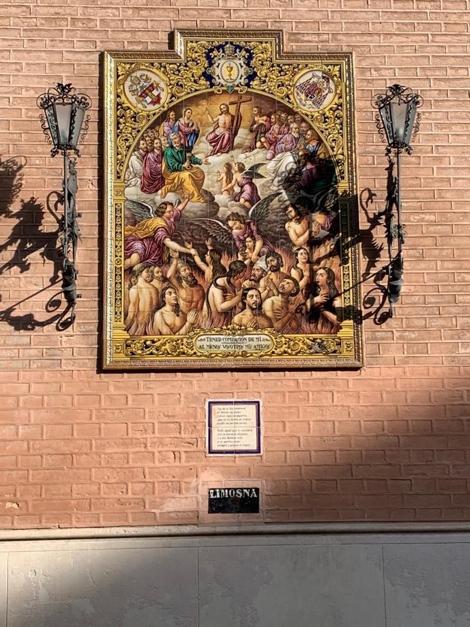 El retablo con sus nuevos faroles.