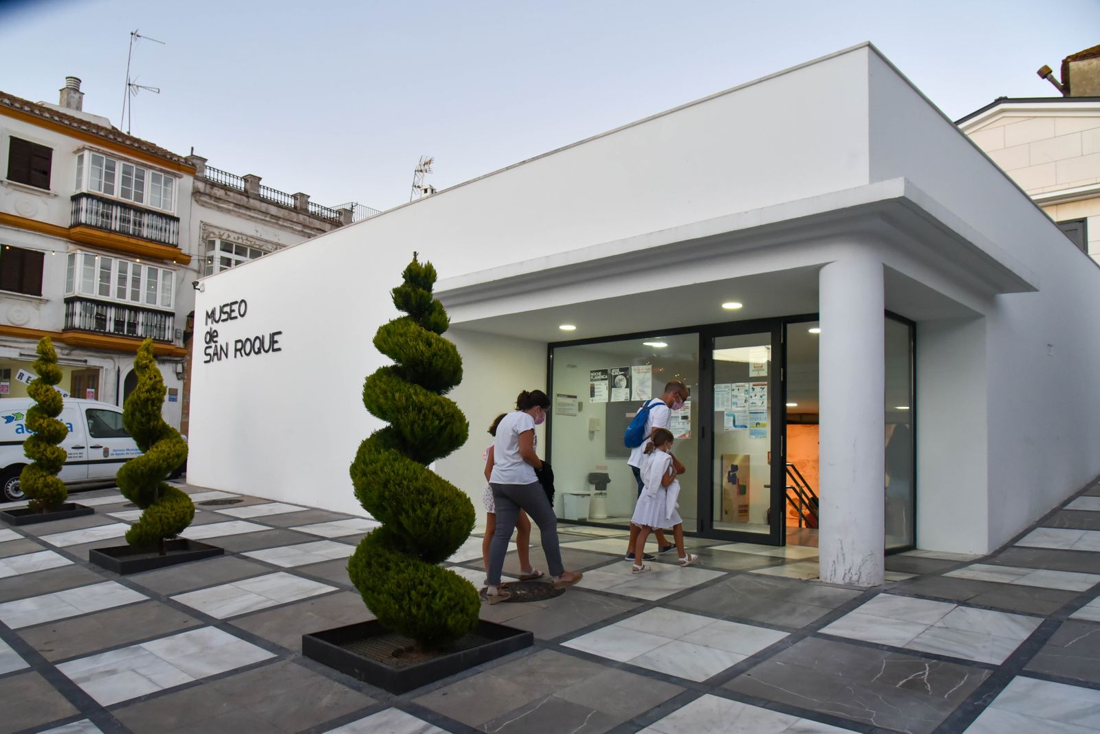 Varias personas entran al Museo de San Roque.