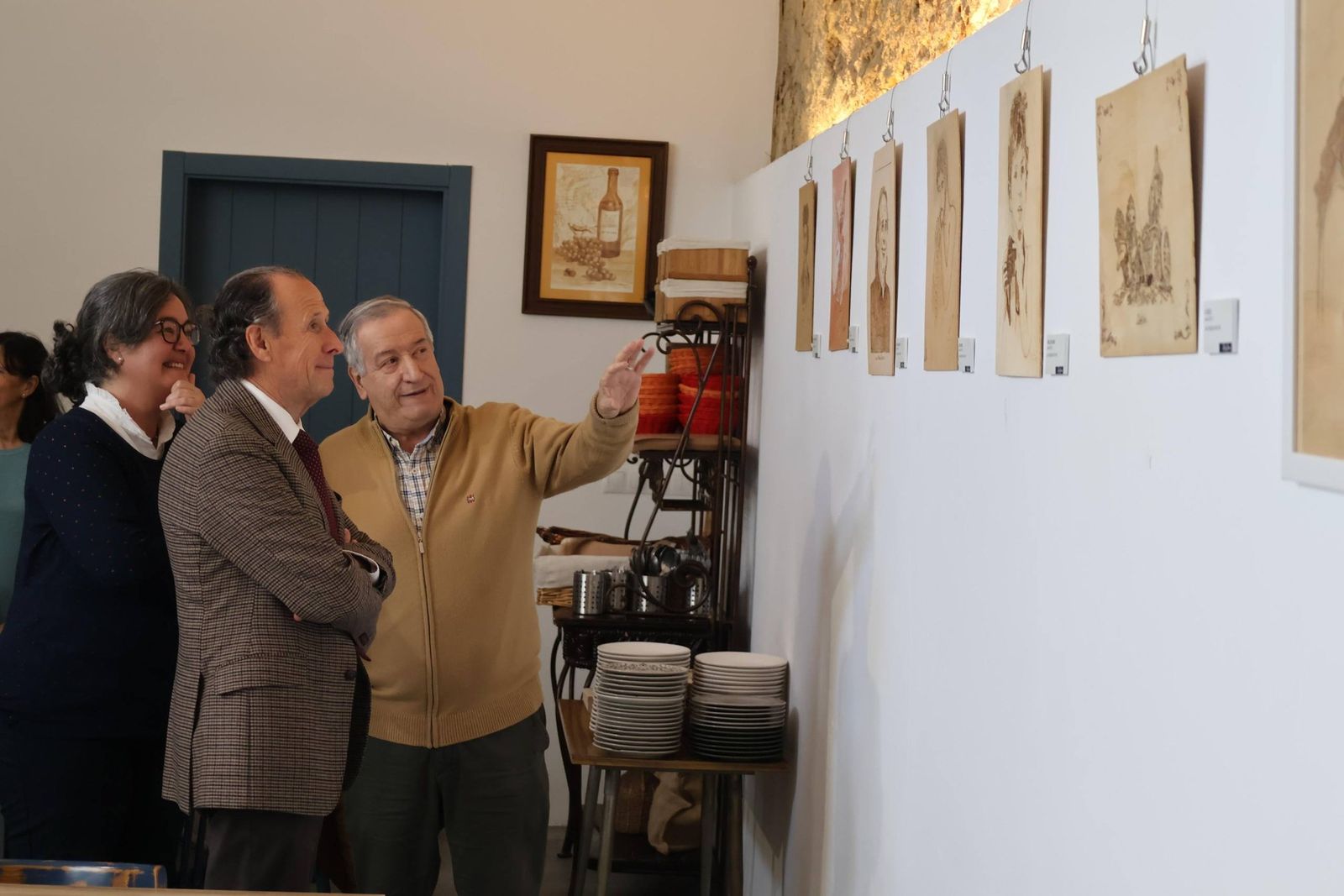 El alcalde, visitando la muestra.