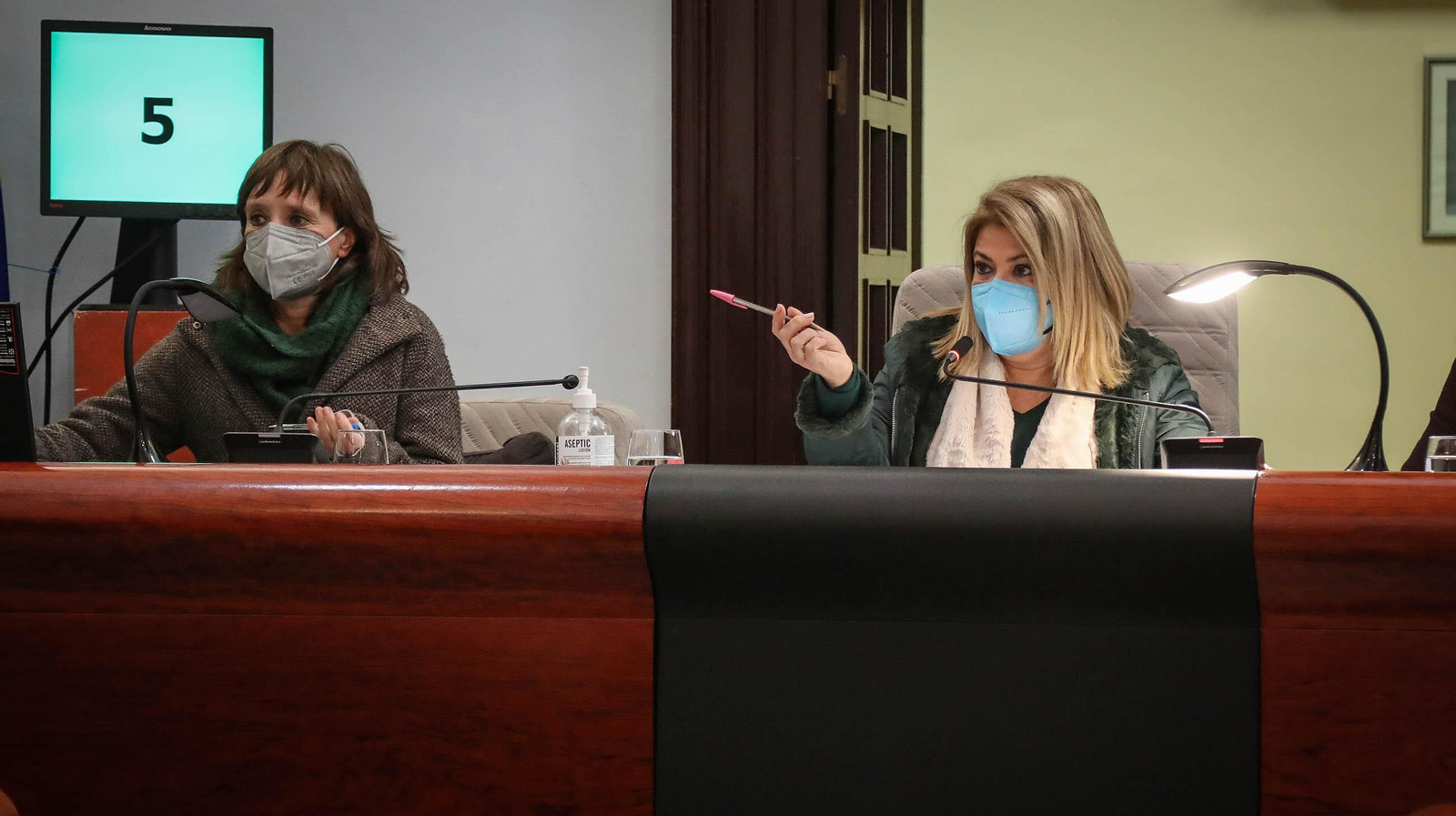 La alcaldesa y la delegada de Economía, durante el último pleno.