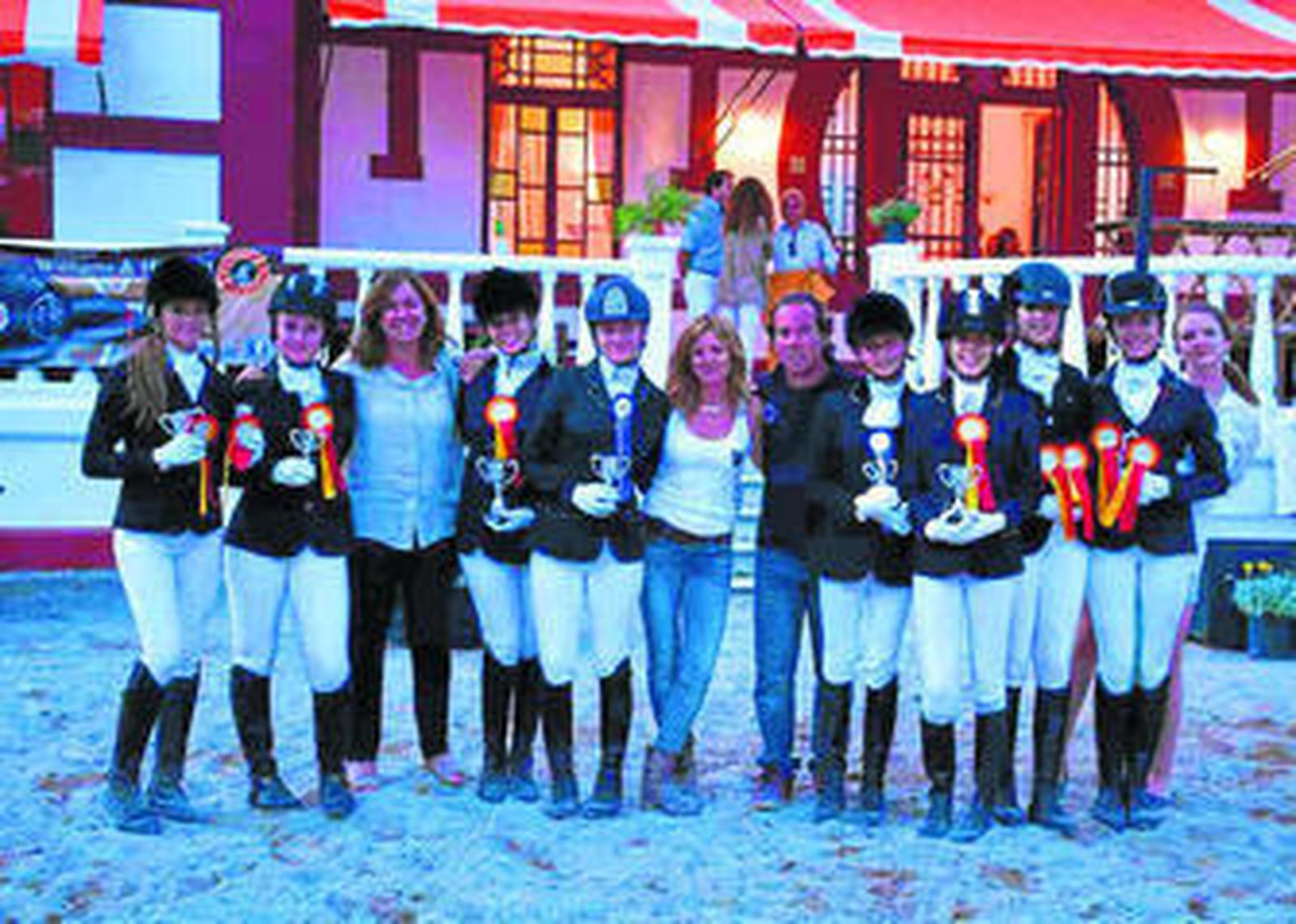 La expedición comarcal del Club Hípico de Sotogrande, con todos sus premios ayer en Jerez.