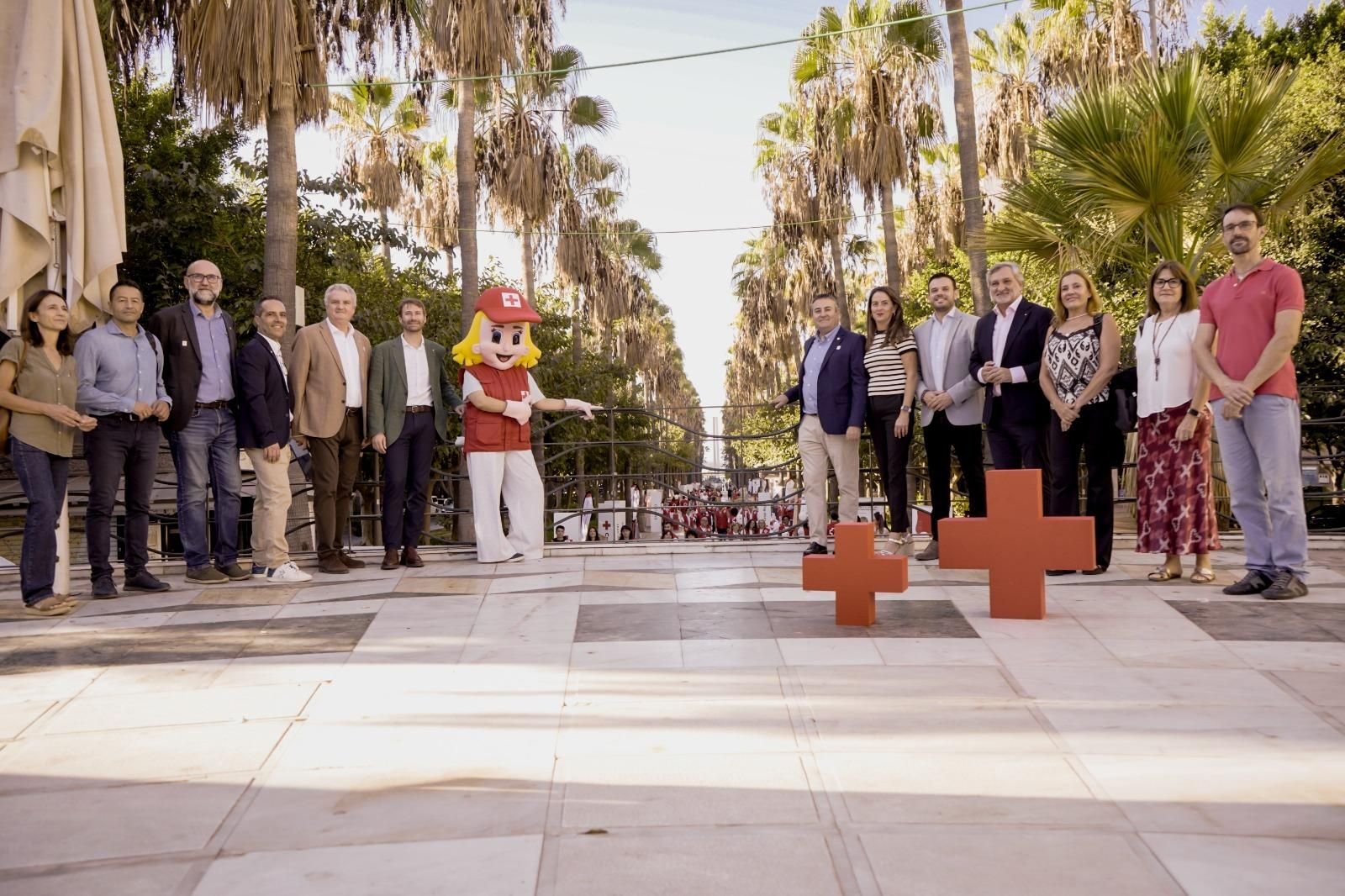 El presidente de Cruz Roja junto a representantes de las instituciones públicas de Almería.