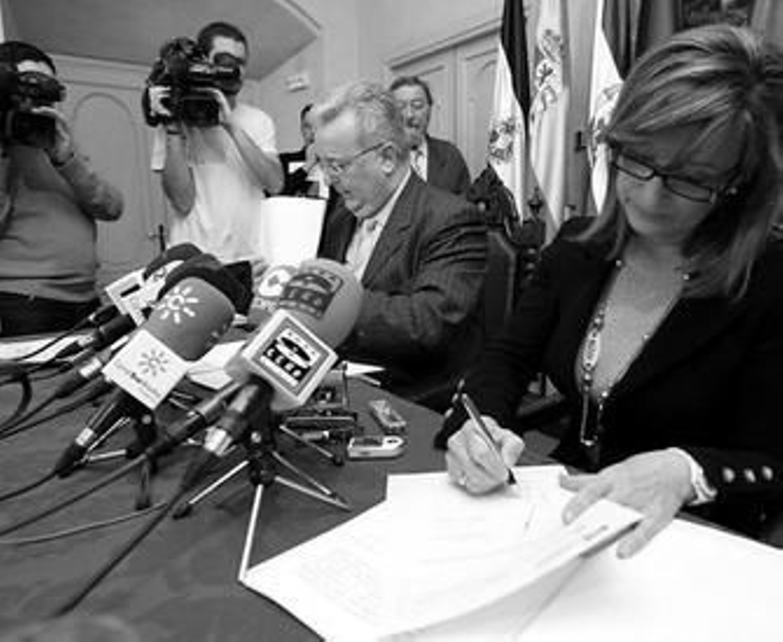 El consejero y la alcaldesa, ayer durante la firma de las resoluciones en el salón noble del Ayuntamiento.