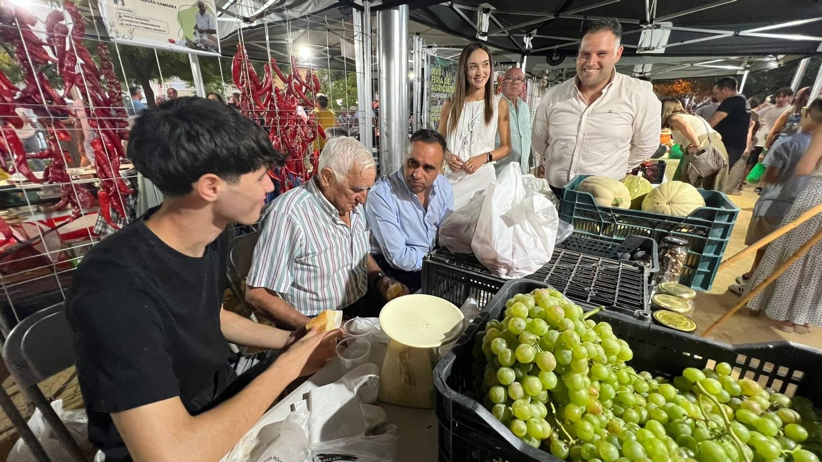 El presidente de la Diputación, Francis Rodríguez, el concejal de Medio Ambiente y Agricultura, Cristian García, y la concejal de Fiestas, Paula Raya, asisten a la feria
