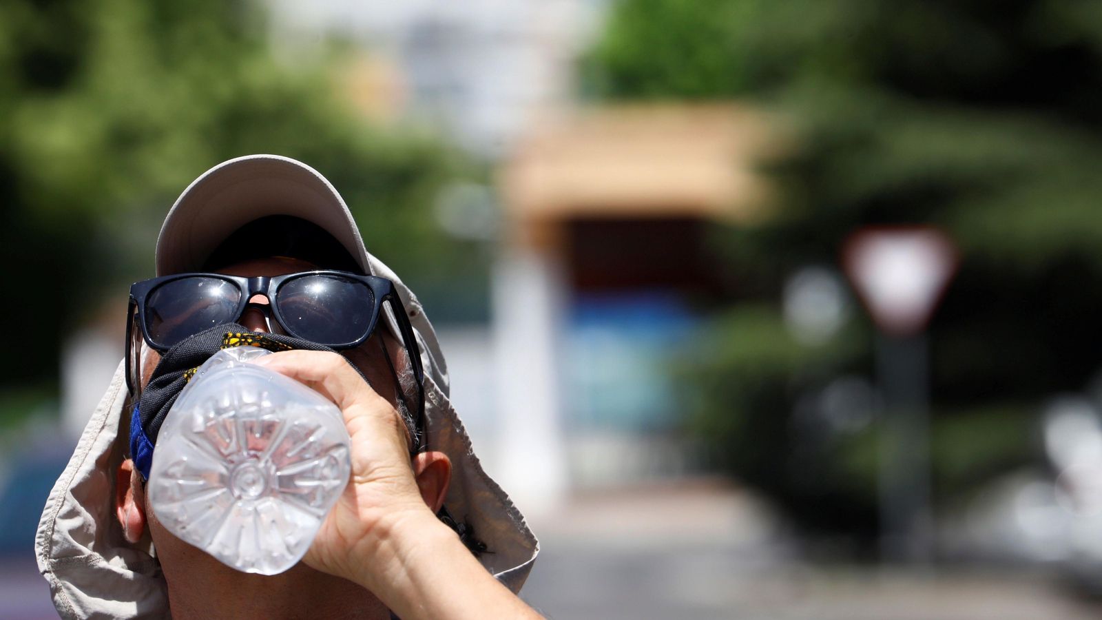 Importante, beber agua contra el calor.