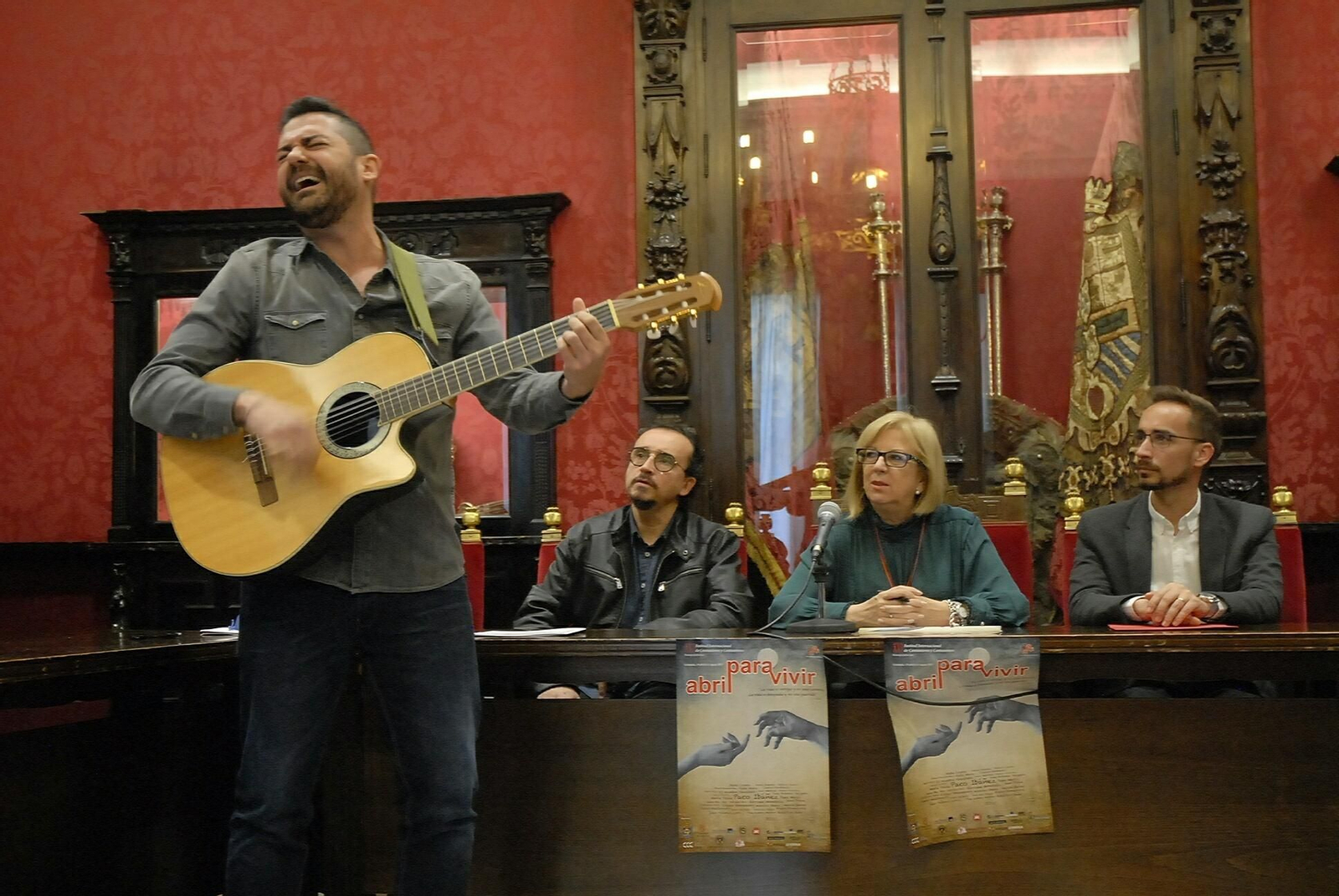 El cantautor almeriense César Maldonado puso la guinda a la presentación del festival en el Ayuntamiento.