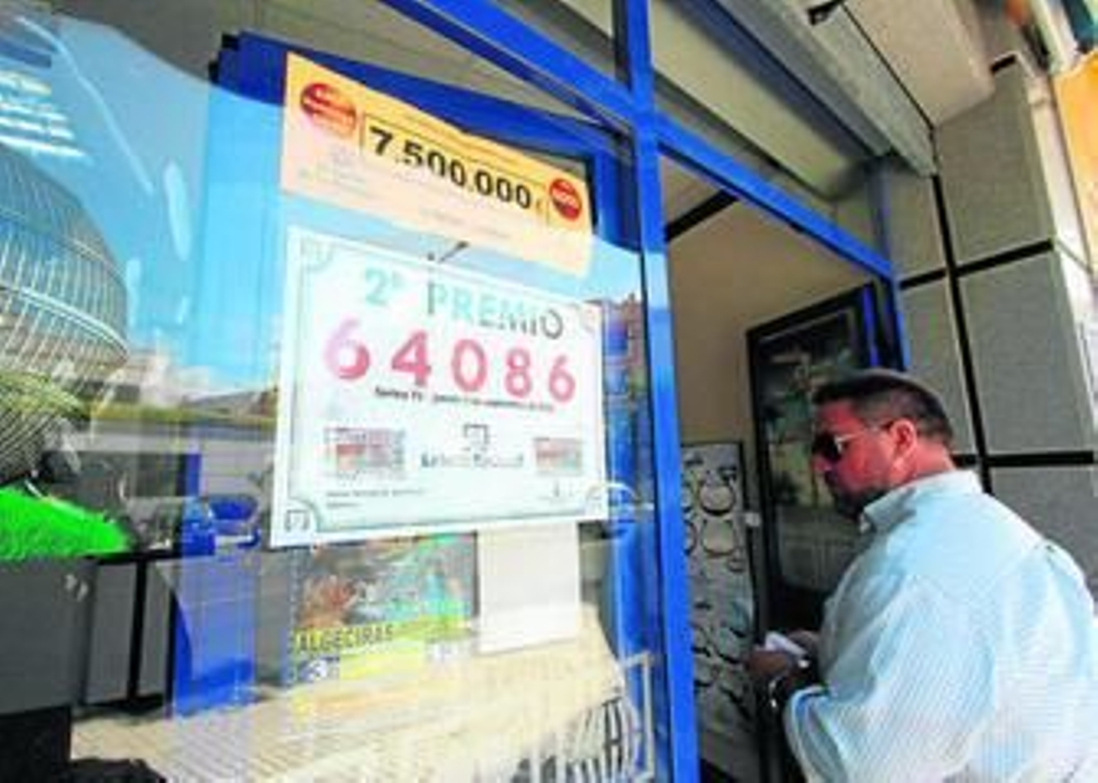 Entrada de la Administración de Loterías número 11, con el cartel del número premiado el jueves.