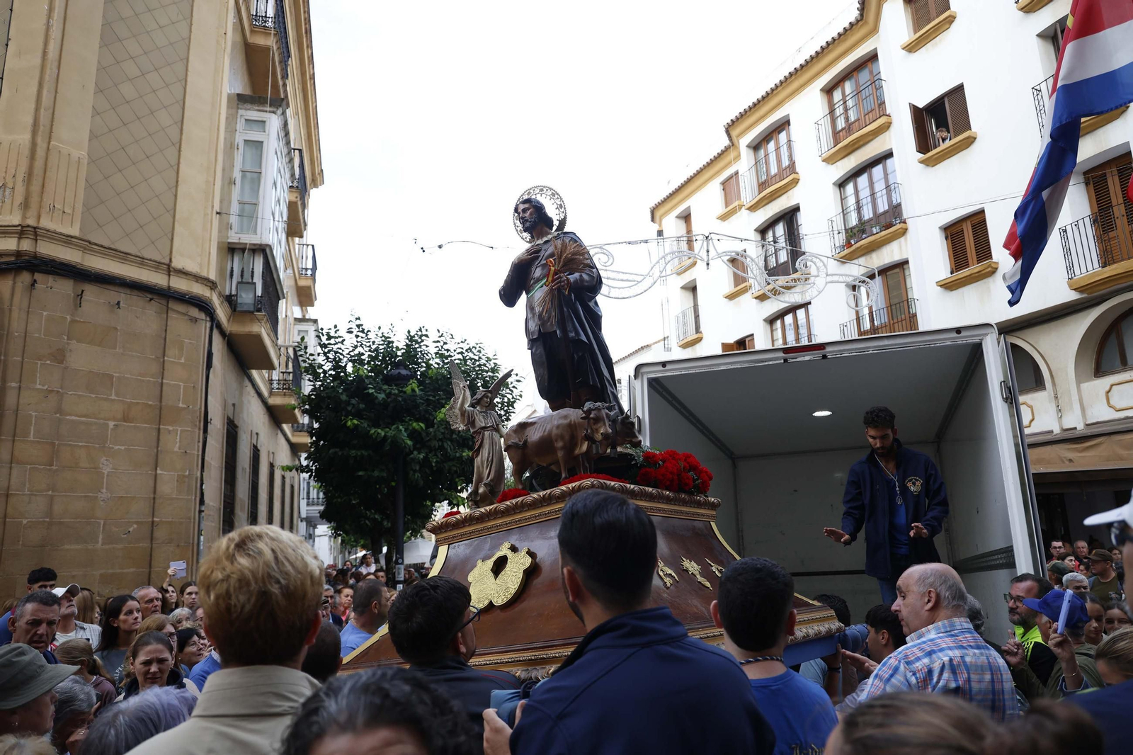 La Virgen de la Luz, patrona de Tarifa, regresa a su santuario entre el fervor y la lluvia