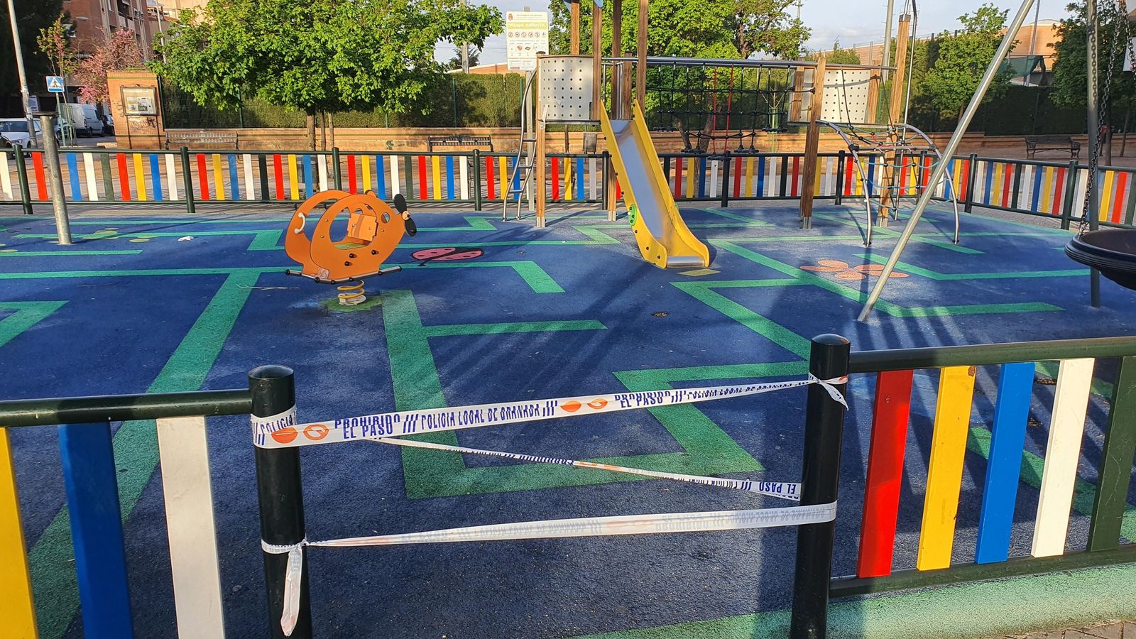 Los parques infantiles, precintados.
