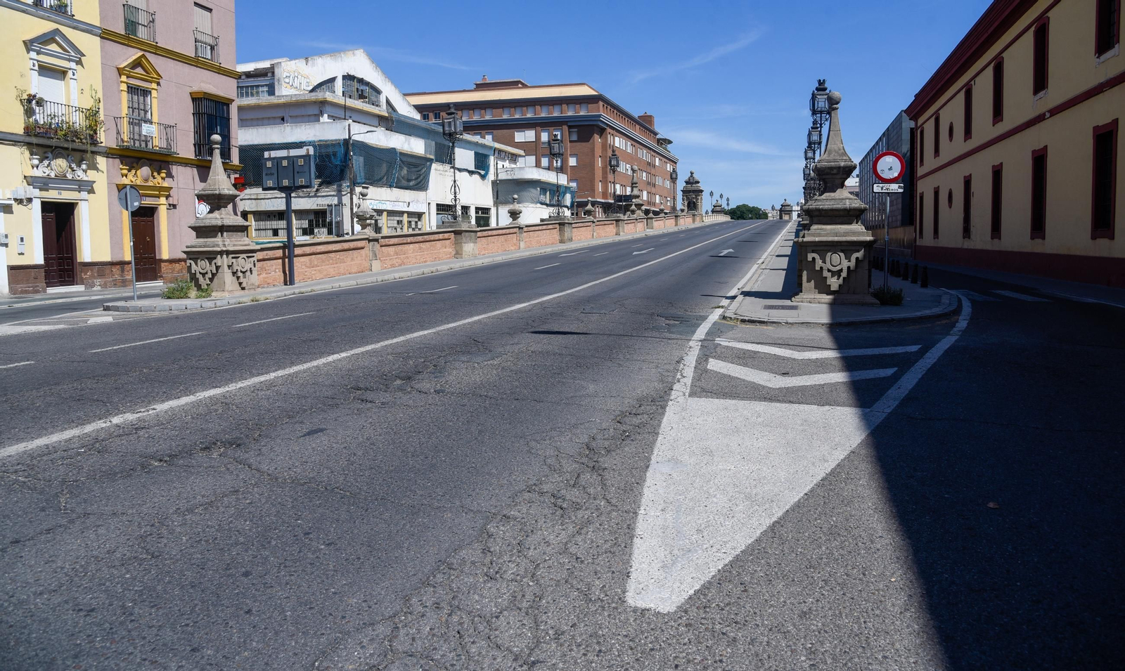Calles vacías en Sevilla: escaso tráfico y poco peatones
