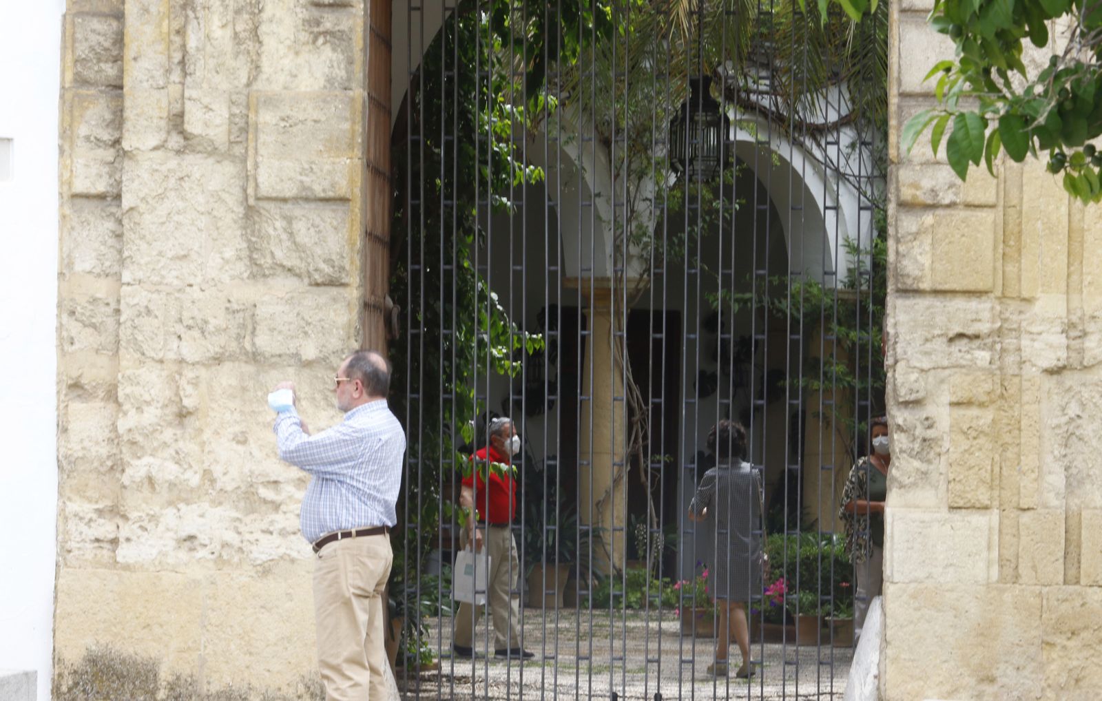 Las fotografías de los primeros paseos por el Palacio de Viana de Córdoba tras el confinamiento