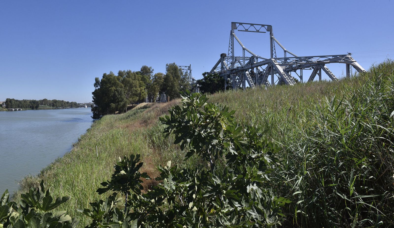 El Puente de Hierro está abandonado y sin uso frente a la dársena del Batán.