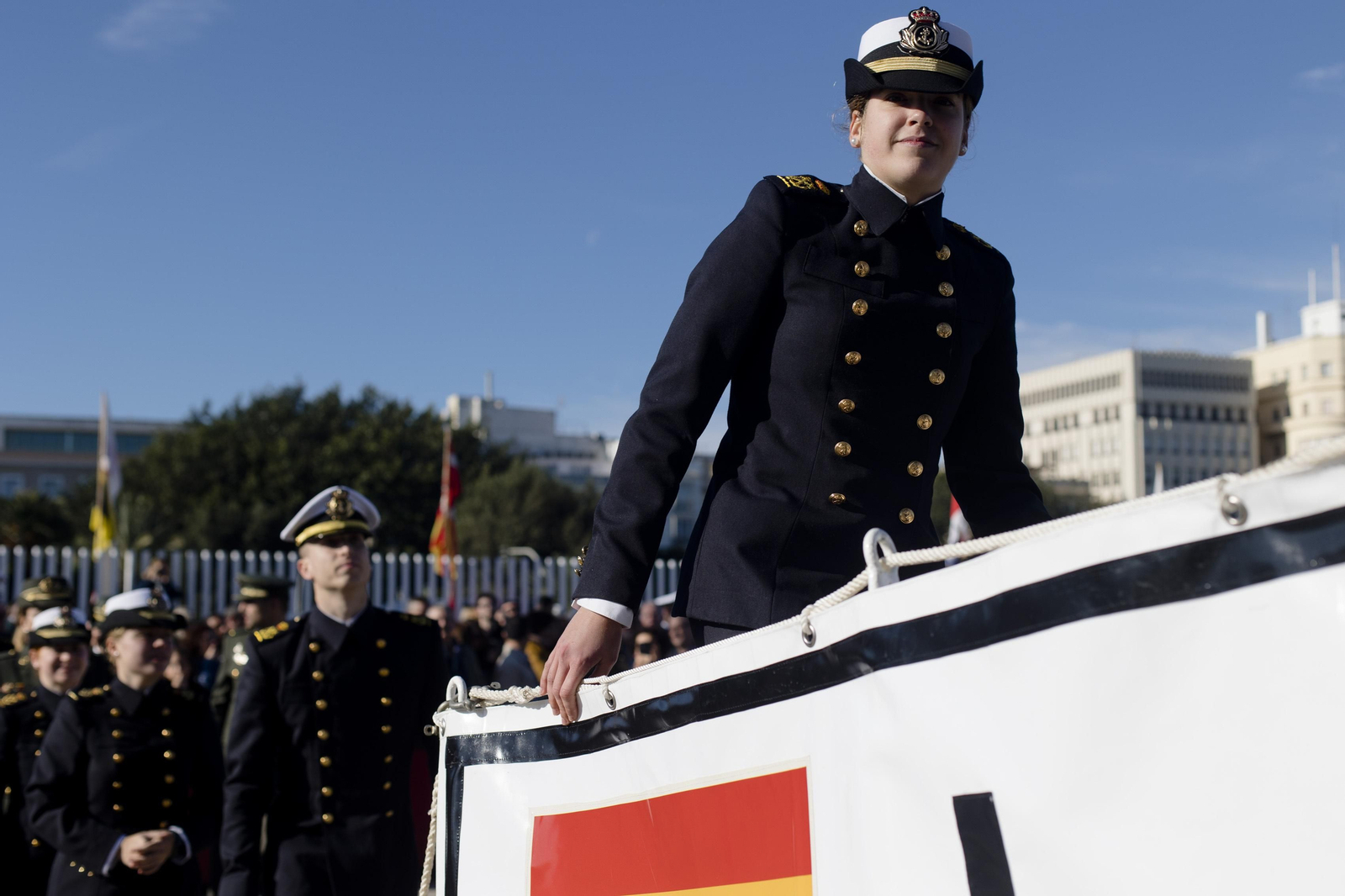 Las imágenes de la salida del buque  "Juan Sebastián de Elcano" del muelle de Cádiz.