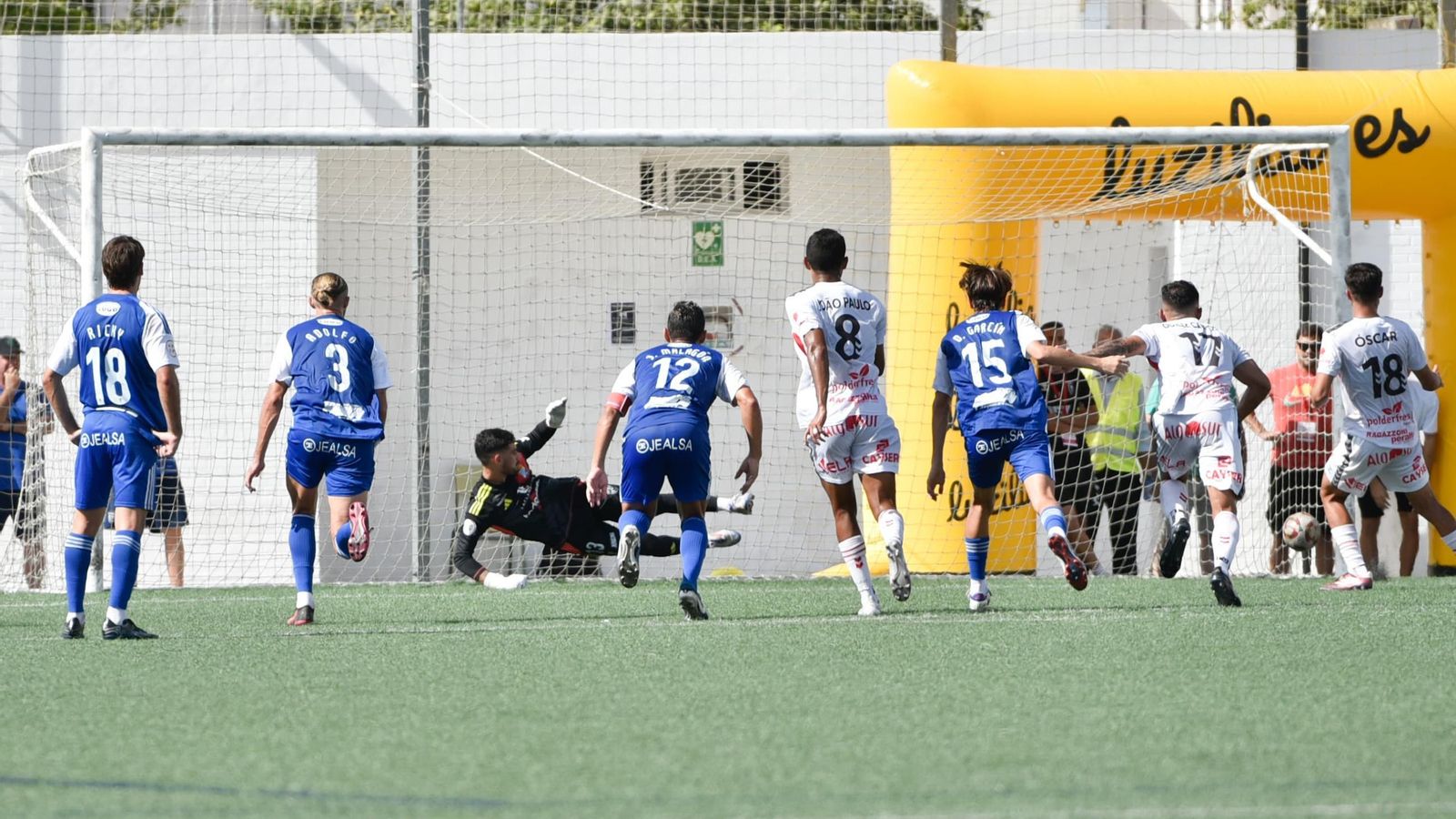 El exxerecista Óscar transformó el penalti de Adolfo a Borja.