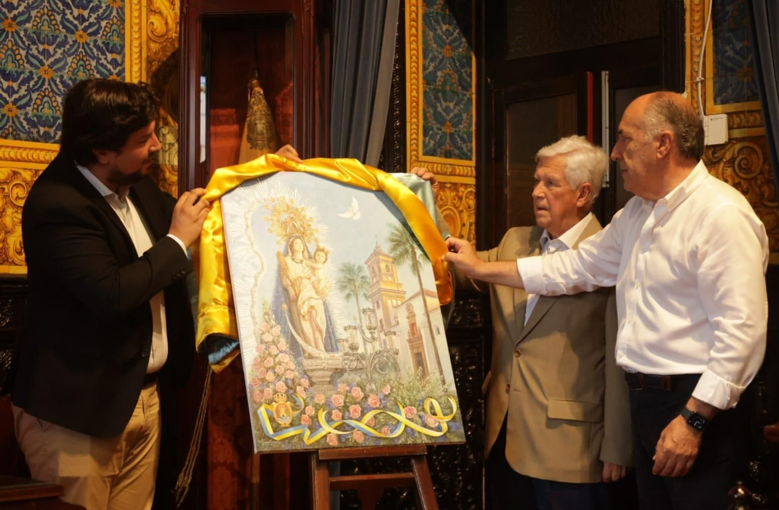 El momento de la presentación del cartel de las fiestas patronales. De izquierda a derecha: hermano mayor de la Hermandad de N. S. de La Palma, Ismael Villa Vargas, el pintor Antonio López Canales y el alcalde José Ignacio Landaluce.