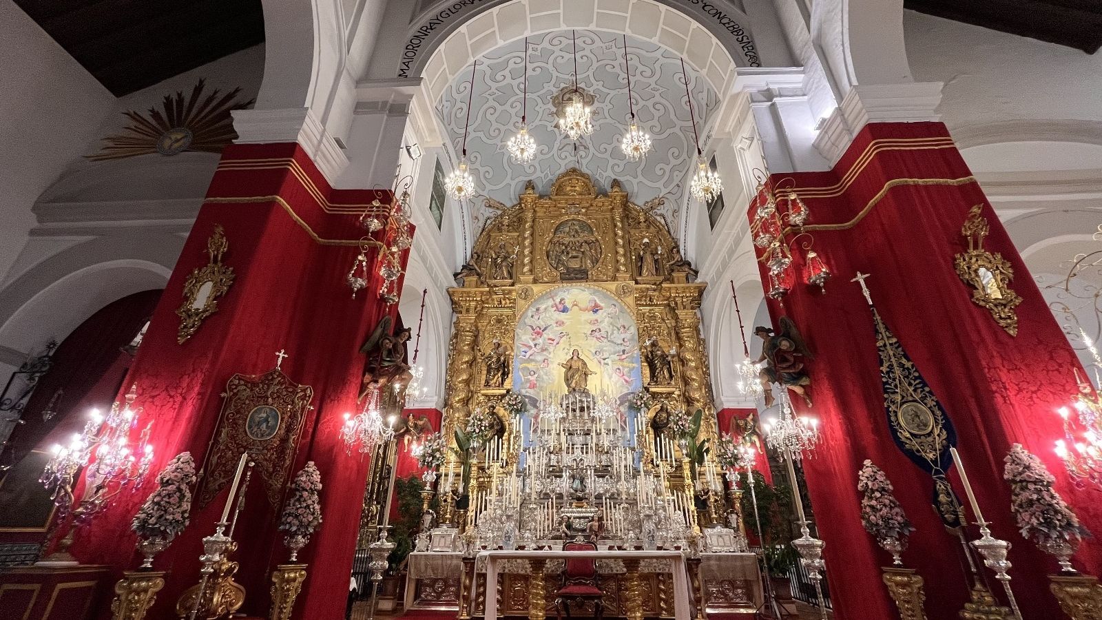 El altar mayor de la parroquia de Cantillana, engalanado para el triduo del dogma asuncionista.