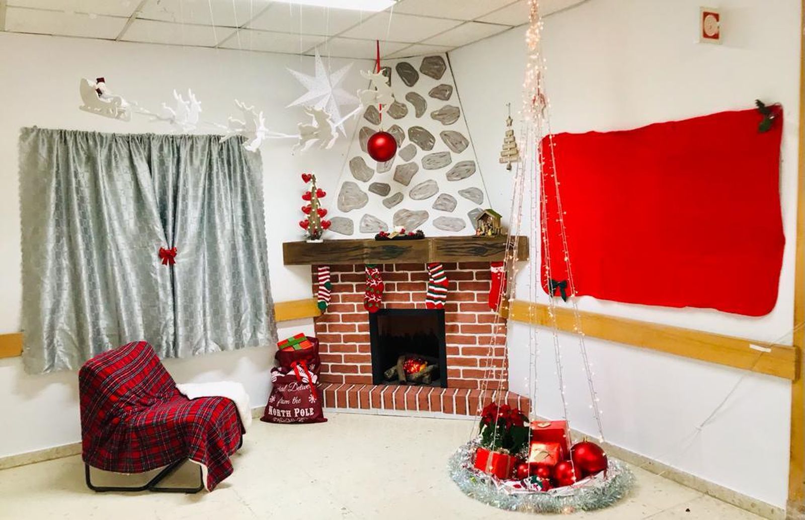 Decoración de Navidad en la UCI del Hospital de Puerto  Real