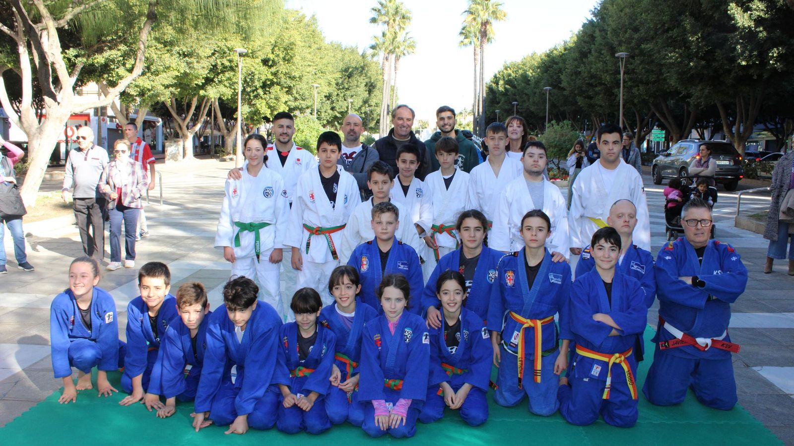 El concejal de Deportes, Antonio Casimiro, posa junto a los componentes de uno de los clubes participantes.