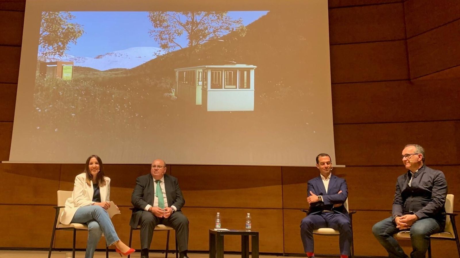 El alcalde de Güejar Sierra, la primera teniente de alcalde y los ingenieros, en el acto en el Auditorio Caja Rural de Granada El alcalde de Güejar Sierra, la primera teniente de alcalde y los ingenieros, en el acto en el Auditorio Caja Rural de Granada