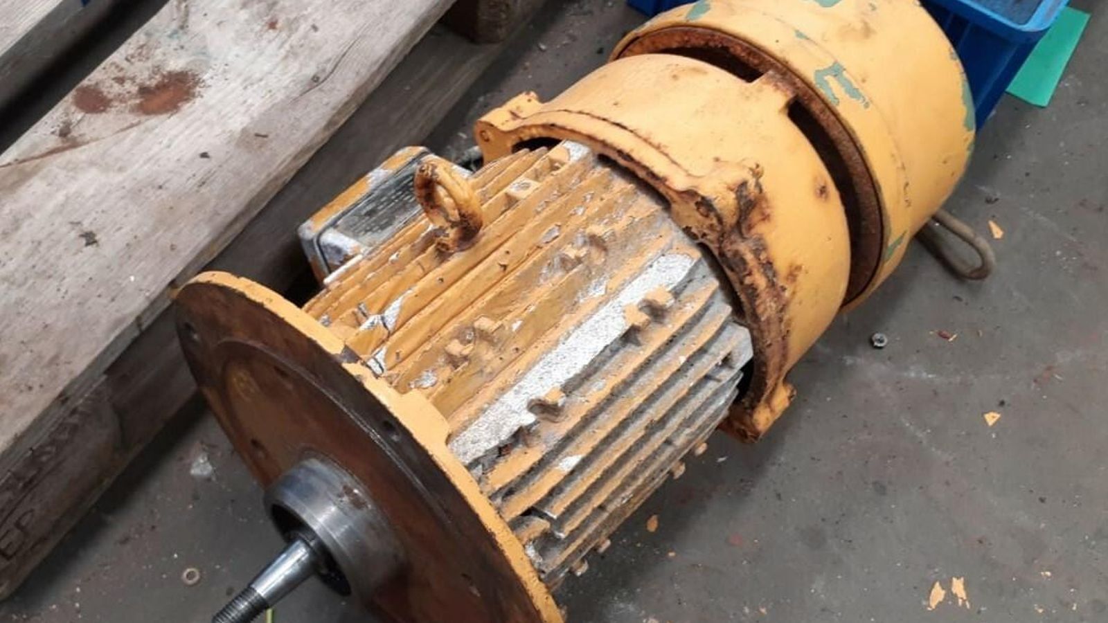 Motor roto tras ser golpeado por una carretilla.