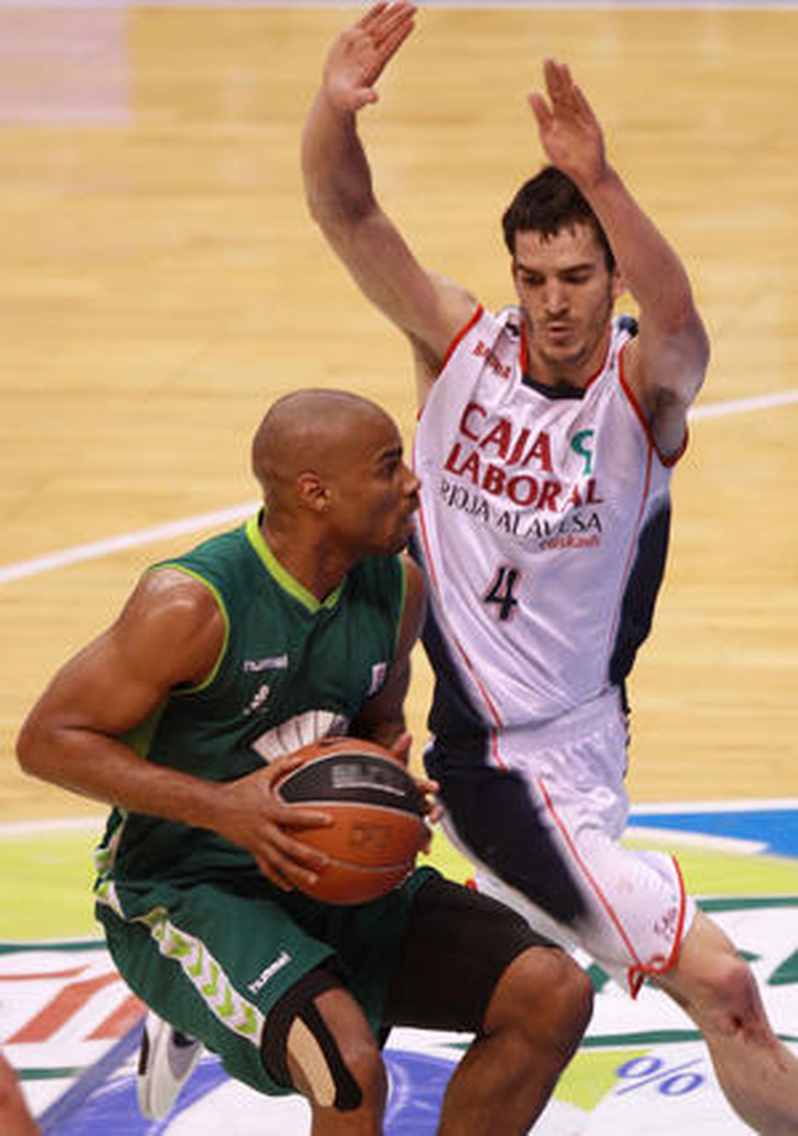 Los malagueños firman un 12-5 en la segunda vuelta y tras ganar al equipo vitoriano (70-62) consiguen el deseado quinto puesto


Foto: Migue fernandez