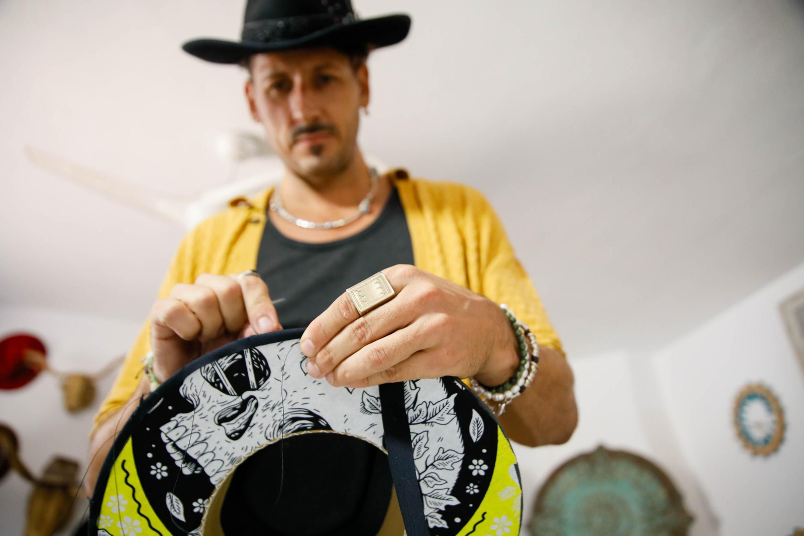 Imágenes del proceso creativo en sombreros de Alejandro Mateo