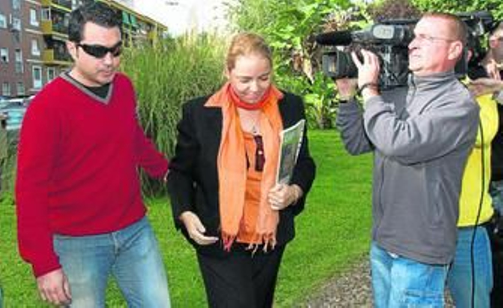 La portavoz de la madre, Esther Chaves, junto al tío de los niños, Estanislao Ortiz, antes de comparecer ante los medios de comunicación.