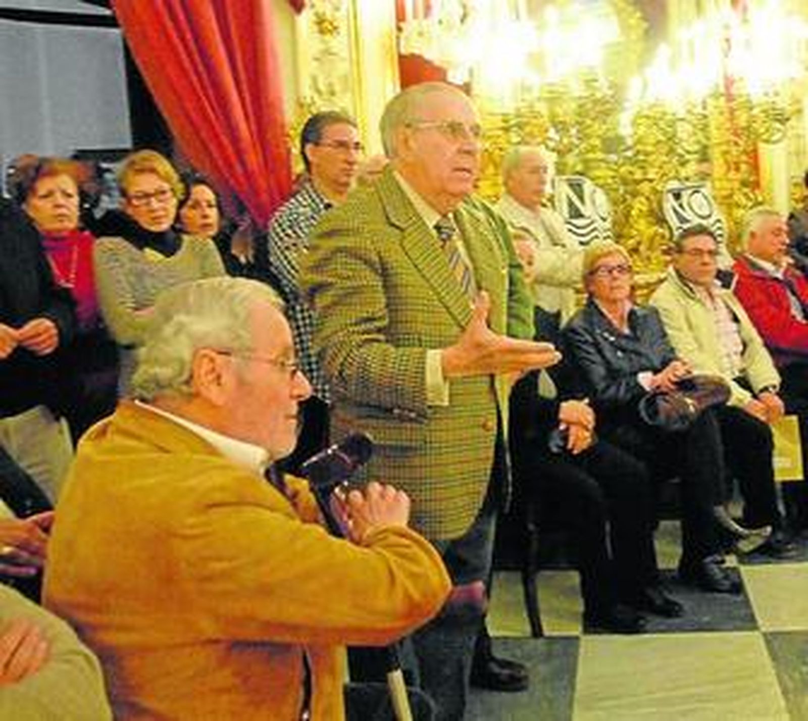 Los pensionistas, durante el Pleno de ayer en la Diputación.