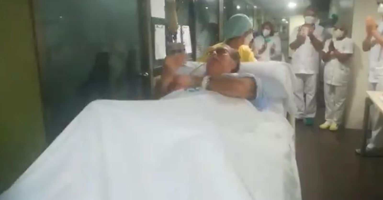 El paciente es aplaudido por los sanitarios