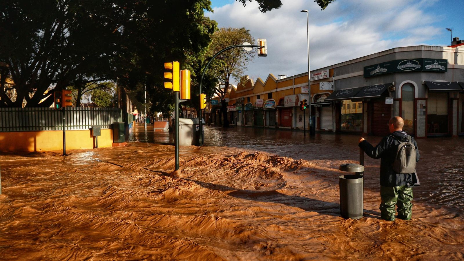 Una calle de Campanillas completamente anegada