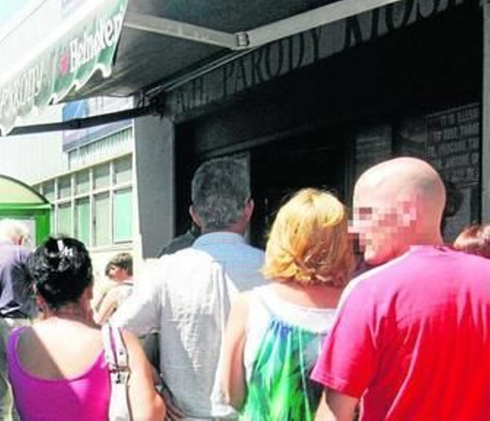 Clientes hacen cola para comprar tabaco, en foto de archivo.